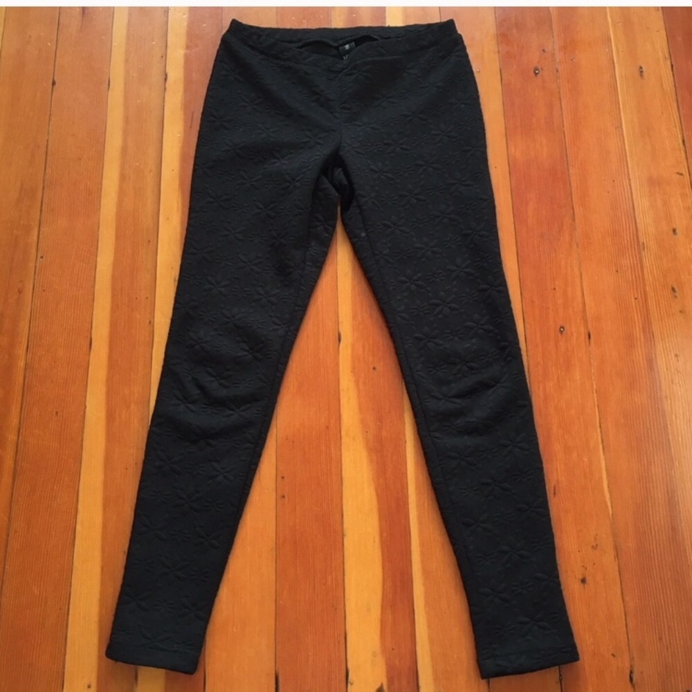 Price Drop! HUE black leggings with star pattern